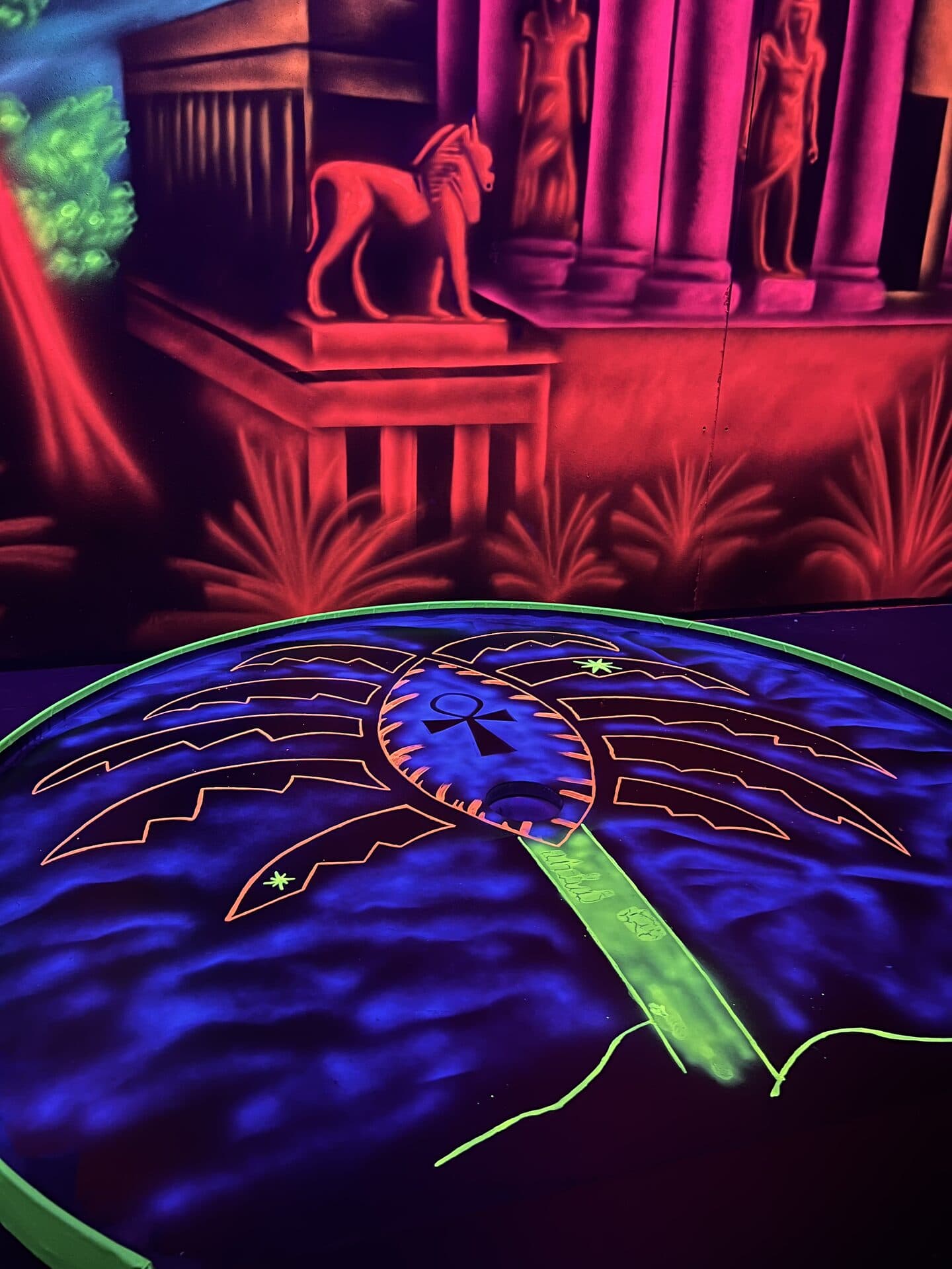 Leuchtende Neon-Farben auf den Minigolf-Bahnen in Bautzen