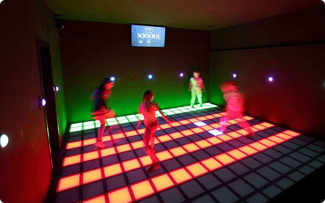 Eine Lasertag-Arena mit Graffitti-Applikationen