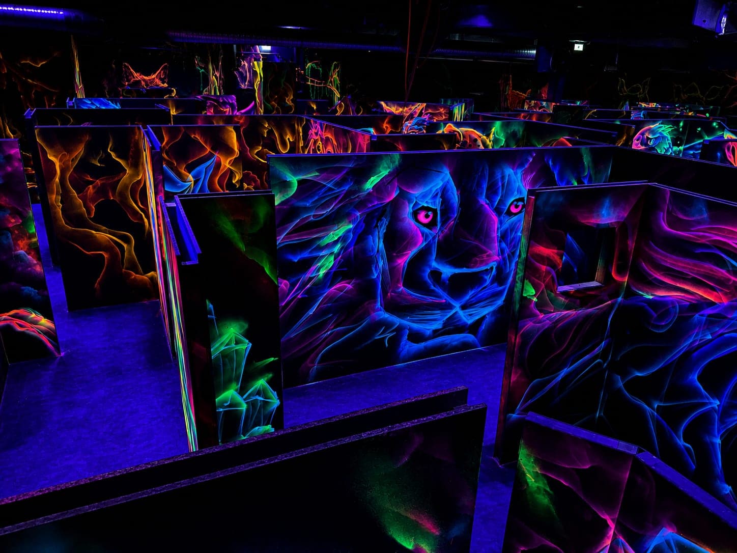 Neon-Labyrinth der Lasertag-Arena im Laserland Chemnitz