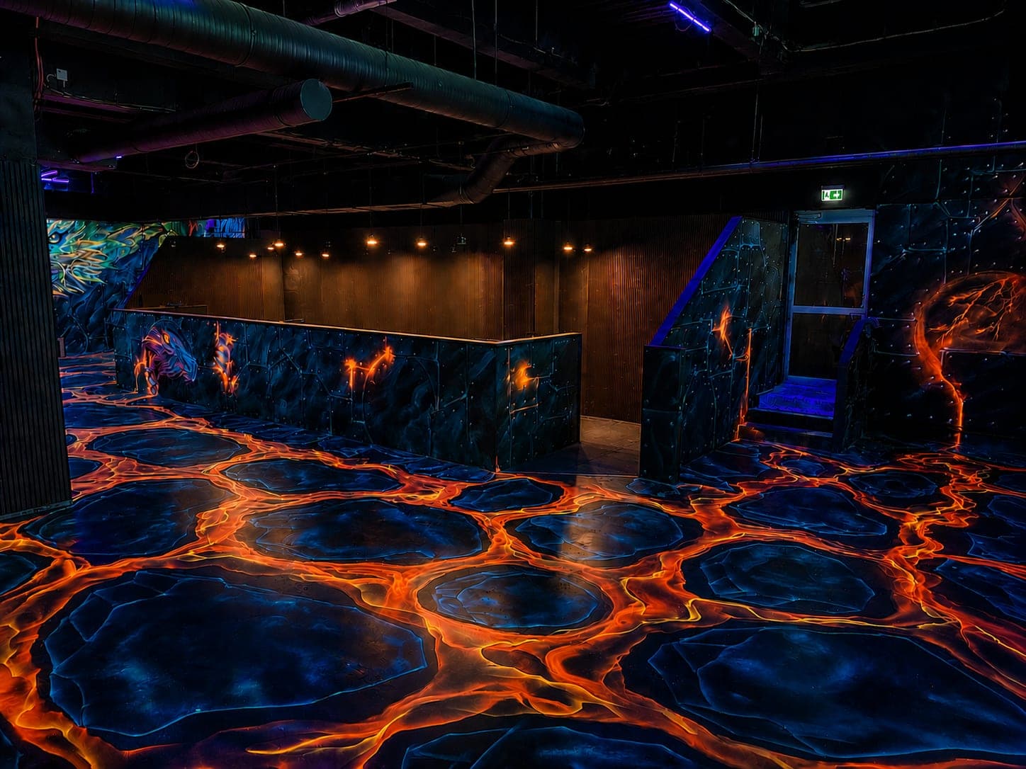 Lasertag-Arena mit glühendem Lava-Boden im Laserland Chemnitz