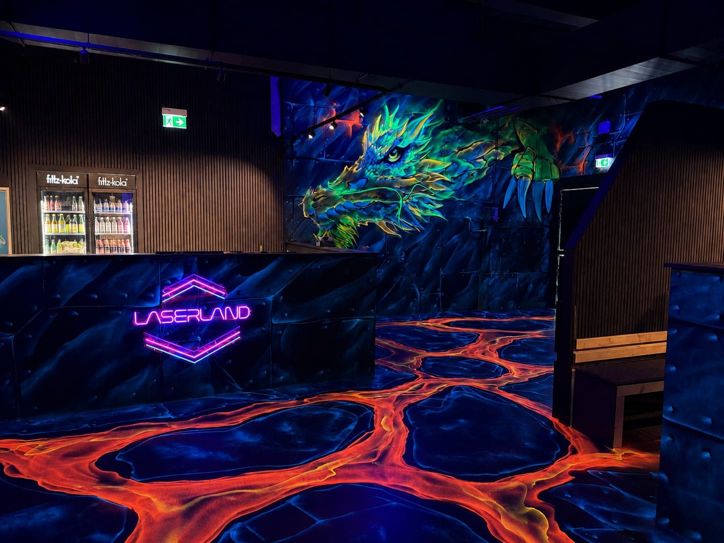 Empfang und Lounge mit Neon-Lava-Boden im Laserland Chemnitz