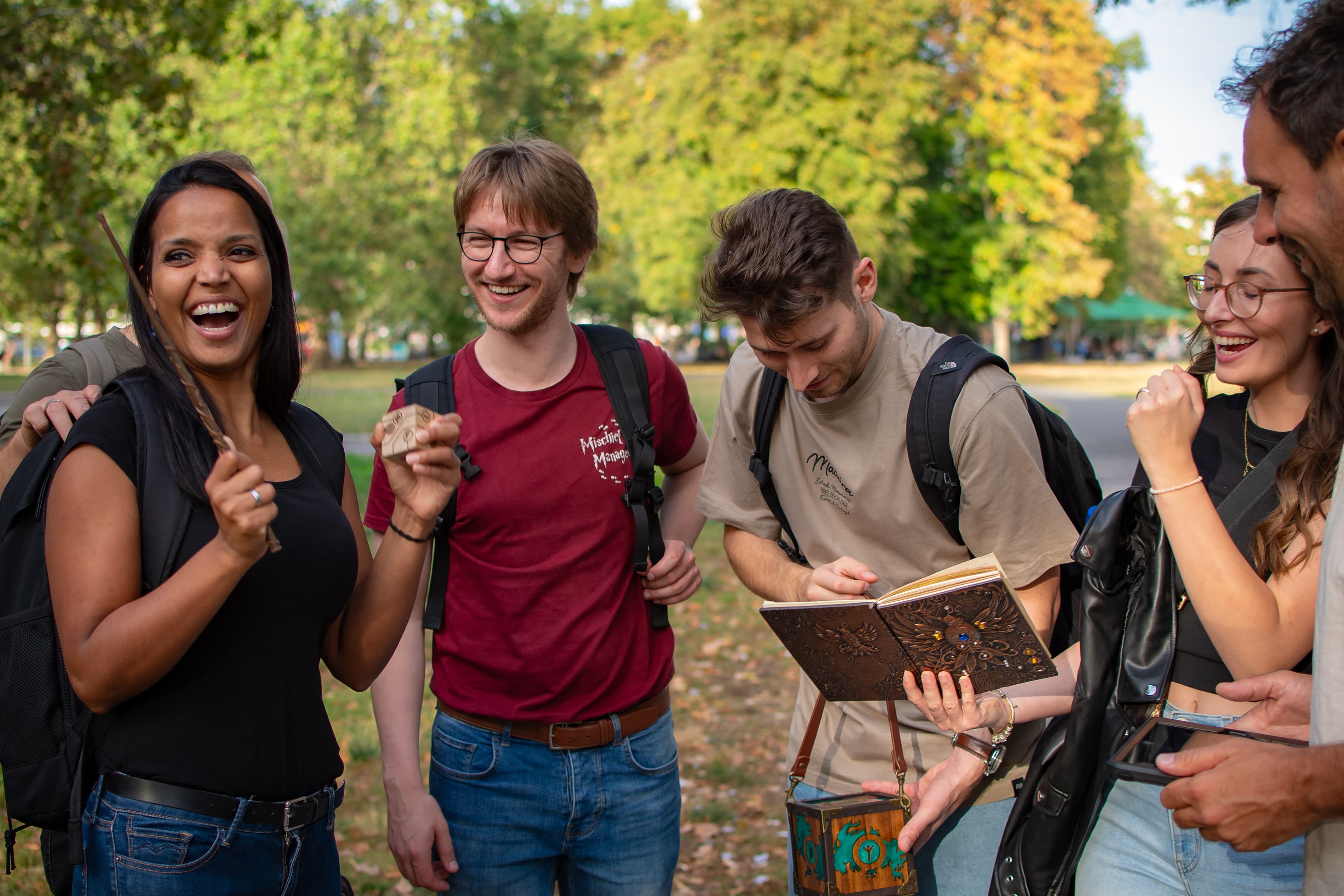 Lachende Gruppe mit Zauberstäben bei Auroras Zauberwürfel