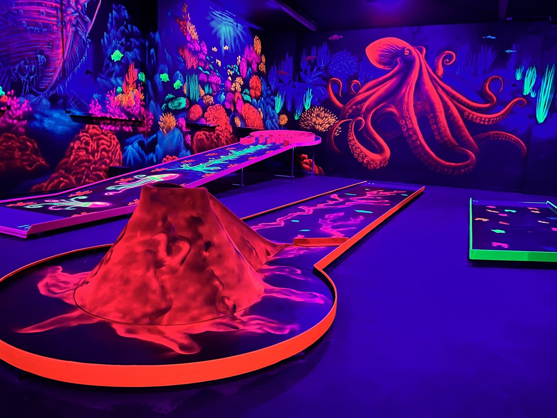 Neon Golf Bahn unter Schwarzlicht im Laserland Bautzen